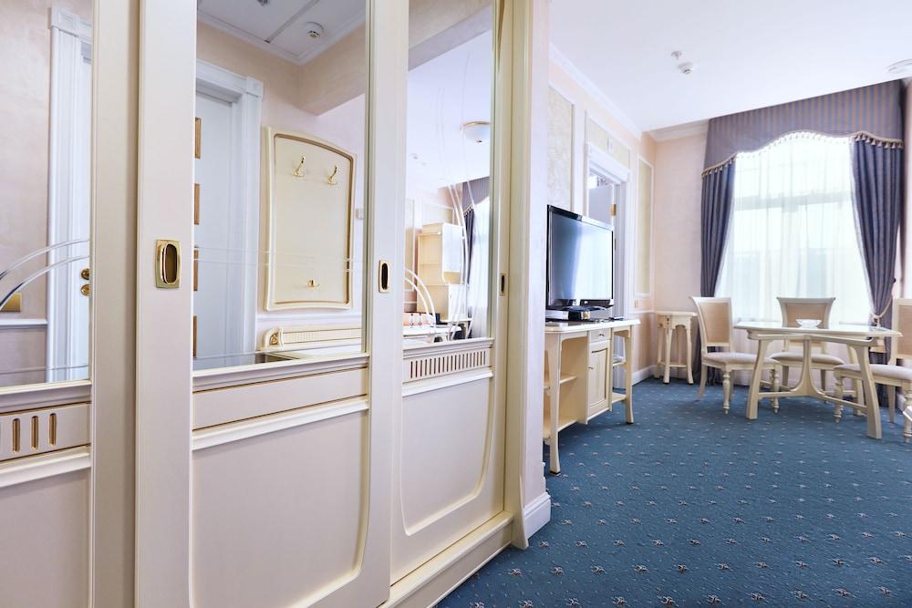 Europe Hotel Minsk Exterior foto